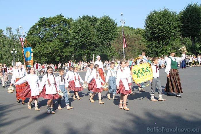 X Latvijas skolu jaunatnes dziesmu un deju svētku gājienā iet deju kolektīvs Rakarīši 46181