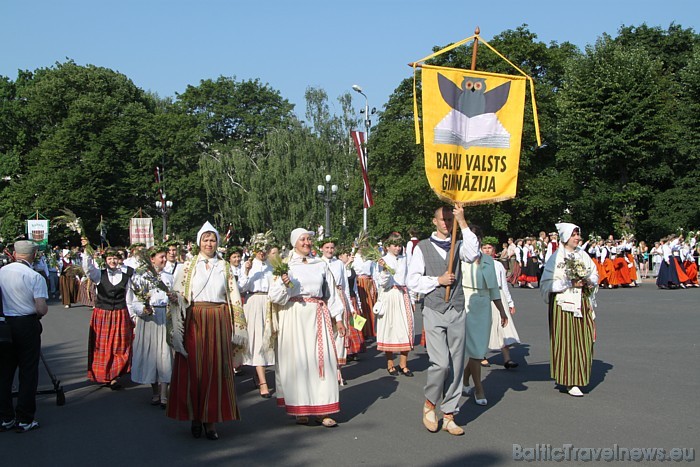 X Latvijas skolu jaunatnes dziesmu un deju svētku gājienā iet Balvu valsts ģimnāzijas kolektīvs 46183