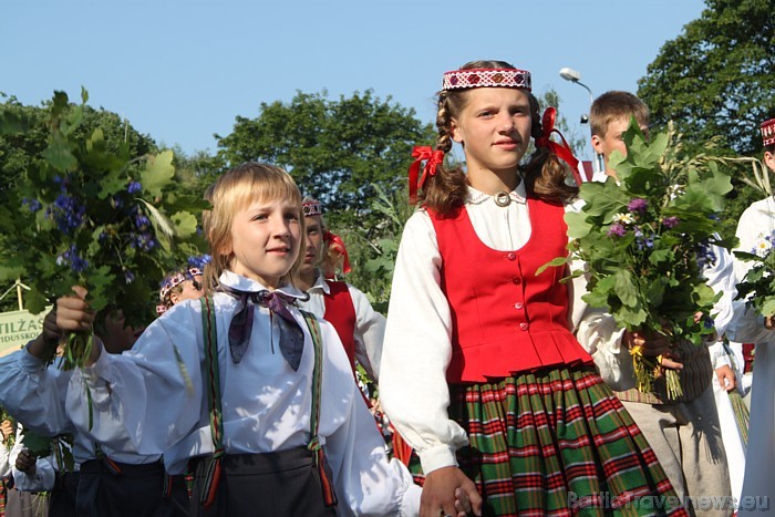 X Latvijas skolu jaunatnes dziesmu un deju svētku gājiens 46187