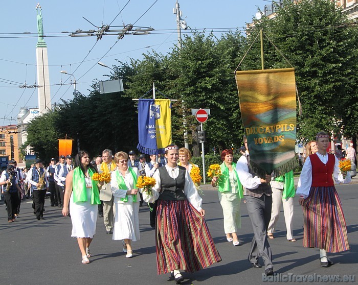 X Latvijas skolu jaunatnes dziesmu un deju svētku gājienā iet Daugavpils novads 46203