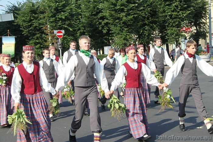 X Latvijas skolu jaunatnes dziesmu un deju svētku gājiens 46208