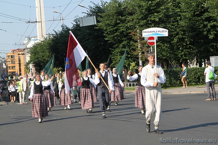 X Latvijas skolu jaunatnes dziesmu un deju svētku gājienā iet Daugavpils pilsēta 46215