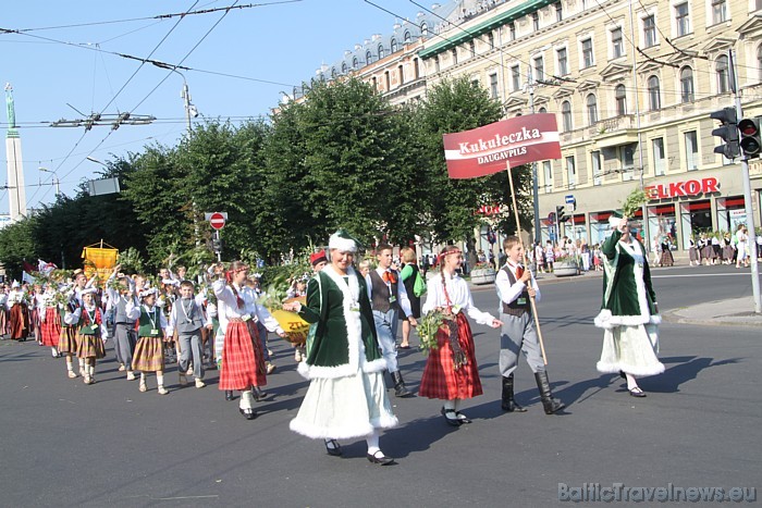 X Latvijas skolu jaunatnes dziesmu un deju svētku gājienā iet Kukuleczka no Daugavpils 46224