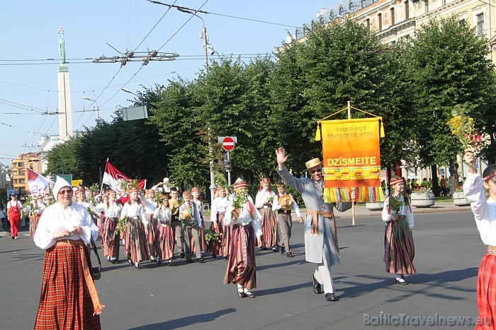 X Latvijas skolu jaunatnes dziesmu un deju svētku gājienā iet Daugavpils folkloras kopa Dzīsmeite 46226