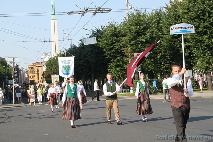 X Latvijas skolu jaunatnes dziesmu un deju svētku gājienā iet Kārsavas novads 46229