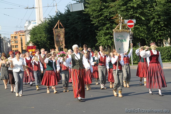 X Latvijas skolu jaunatnes dziesmu un deju svētku gājienā iet deju kolektīvs Spryguls 46234