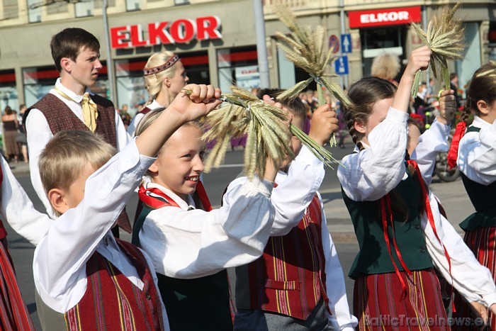 X Latvijas skolu jaunatnes dziesmu un deju svētku gājiens 46235