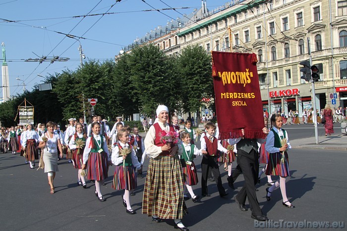 X Latvijas skolu jaunatnes dziesmu un deju svētku gājienā iet Mērdzenes skolas kolektīvs Avotiņš 46237