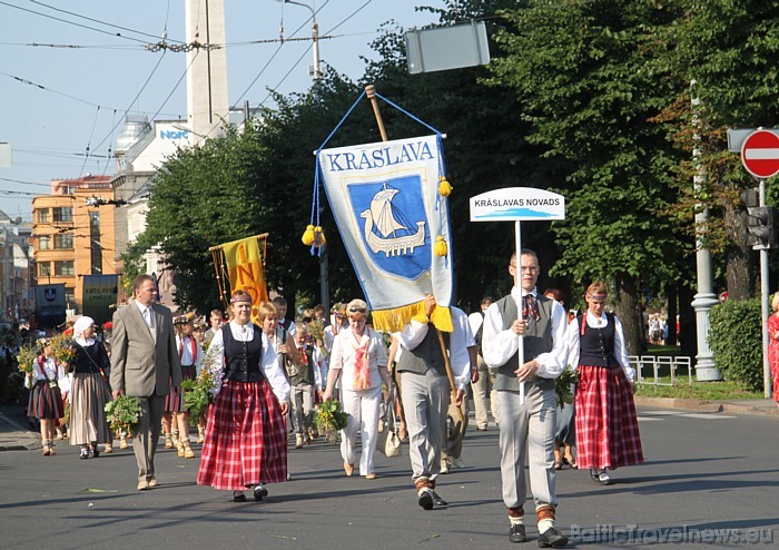 X Latvijas skolu jaunatnes dziesmu un deju svētku gājienā iet Krāslavas novads 46239