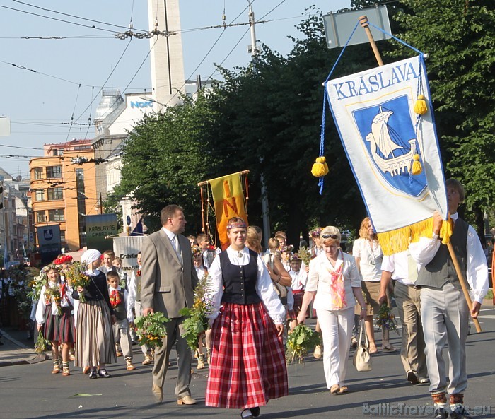 X Latvijas skolu jaunatnes dziesmu un deju svētku gājienā iet Krāslavas novads 46240