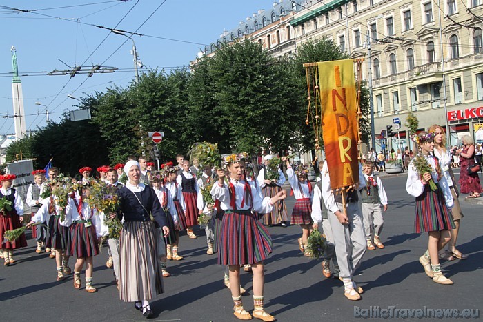 X Latvijas skolu jaunatnes dziesmu un deju svētku gājienā iet Indras kolektīvs 46242