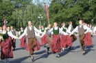 X Latvijas skolu jaunatnes dziesmu un deju svētku gājiena laikā tiek uzdancots skatītājiem par prieku 11