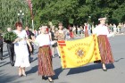 X Latvijas skolu jaunatnes dziesmu un deju svētku gājienā iet Baltinavas skolas kolektīvs 14