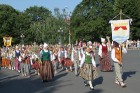 X Latvijas skolu jaunatnes dziesmu un deju svētku gājienā iet Balvu pamatskolas kolektīvs 19