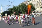 X Latvijas skolu jaunatnes dziesmu un deju svētku gājienā iet Kalupes pagasts 43