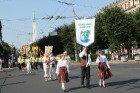 X Latvijas skolu jaunatnes dziesmu un deju svētku gājienā iet Kārsavas novads 67