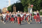 X Latvijas skolu jaunatnes dziesmu un deju svētku gājienā iet deju kolektīvs Spryguls 71