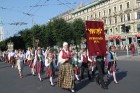 X Latvijas skolu jaunatnes dziesmu un deju svētku gājienā iet Mērdzenes skolas kolektīvs Avotiņš 74