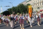 X Latvijas skolu jaunatnes dziesmu un deju svētku gājienā iet Indras kolektīvs 79