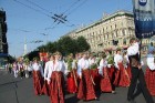 X Latvijas skolu jaunatnes dziesmu un deju svētku gājienā iet Krāslavas jauktais koris 82