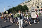 X Latvijas skolu jaunatnes dziesmu un deju svētku gājienā iet Krāslavas pamatskola 86