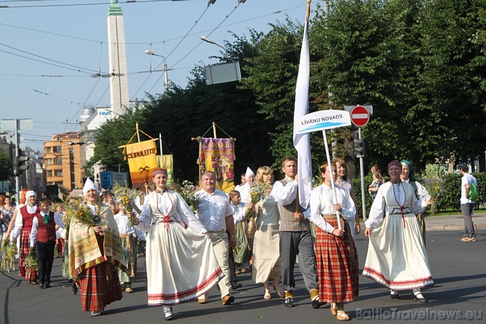 X Latvijas skolu jaunatnes dziesmu un deju svētku gājienā iet Līvānu novads 46252