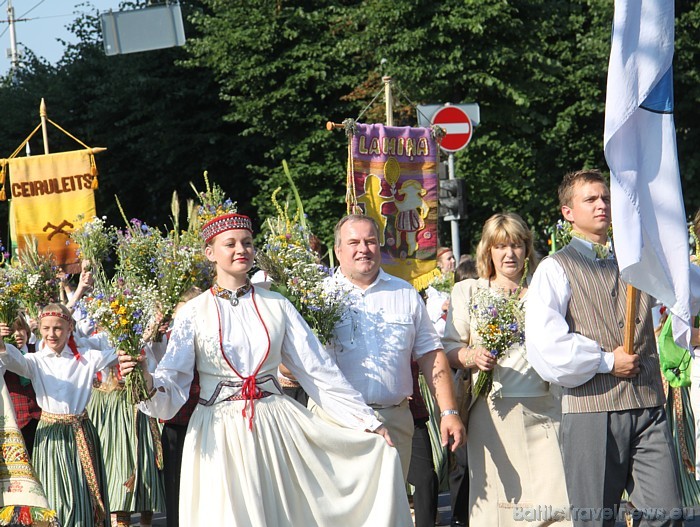 X Latvijas skolu jaunatnes dziesmu un deju svētku gājienā iet Lamiņa 46253