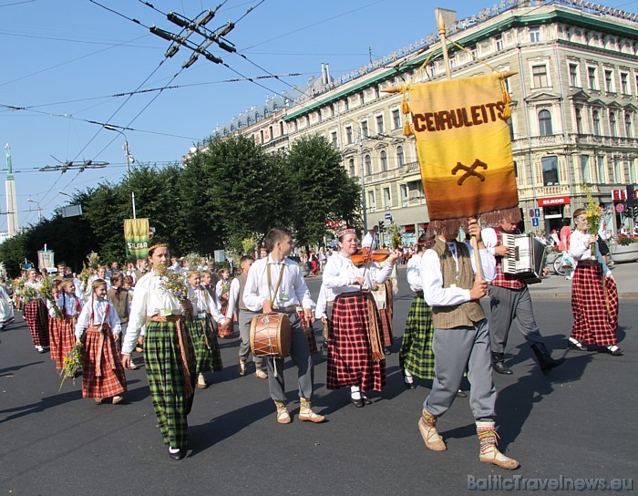 X Latvijas skolu jaunatnes dziesmu un deju svētku gājienā iet Ceiruleits 46255