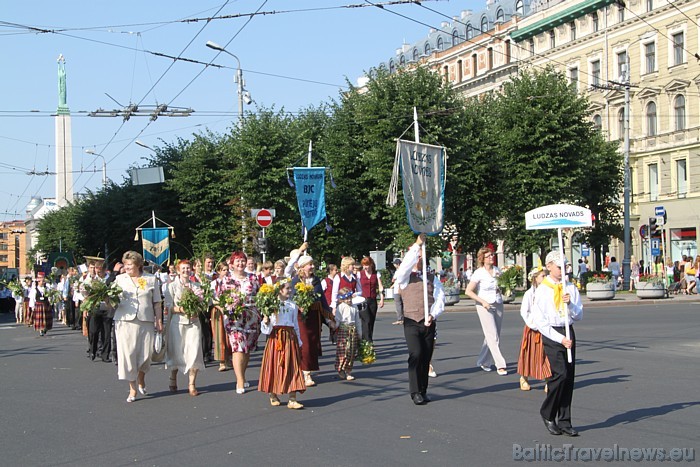 X Latvijas skolu jaunatnes dziesmu un deju svētku gājienā iet Ludzas novads 46256