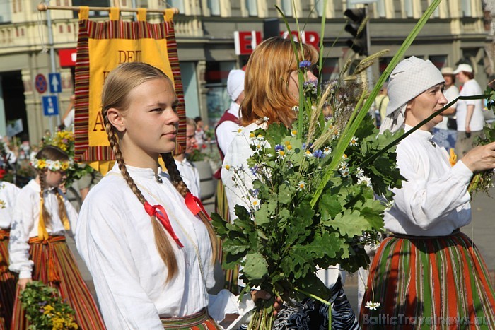 X Latvijas skolu jaunatnes dziesmu un deju svētku gājiens 46259