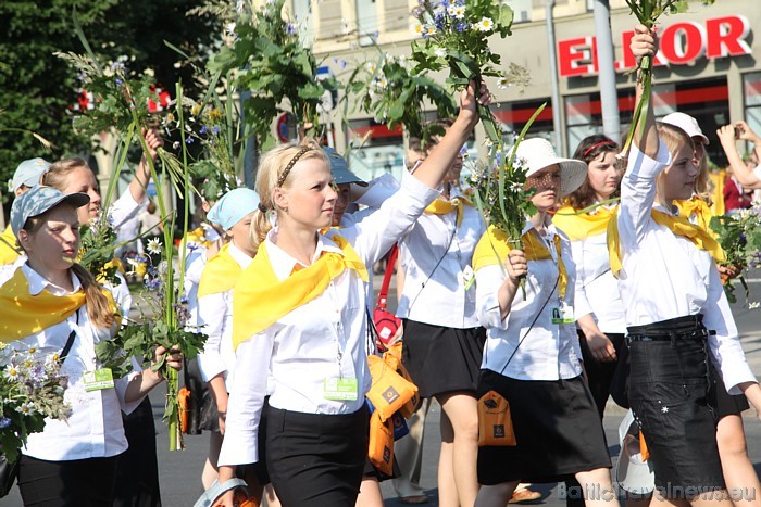 X Latvijas skolu jaunatnes dziesmu un deju svētku gājiens 46261