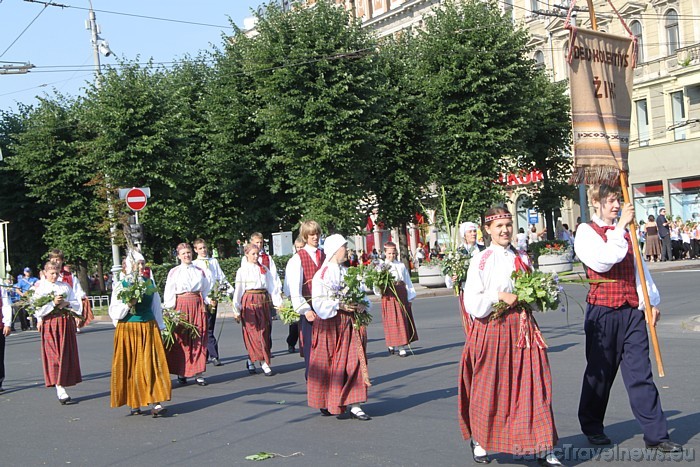 X Latvijas skolu jaunatnes dziesmu un deju svētku gājienā iet deju kolektīvs Žiks 46262
