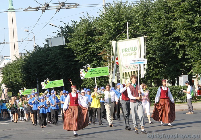 X Latvijas skolu jaunatnes dziesmu un deju svētku gājienā iet Preiļu novads 46263