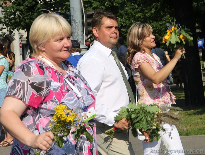 X Latvijas skolu jaunatnes dziesmu un deju svētku gājienā iet Preiļu novada amatpersonas 46264