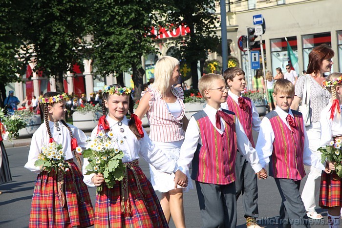 X Latvijas skolu jaunatnes dziesmu un deju svētku gājiens 46267