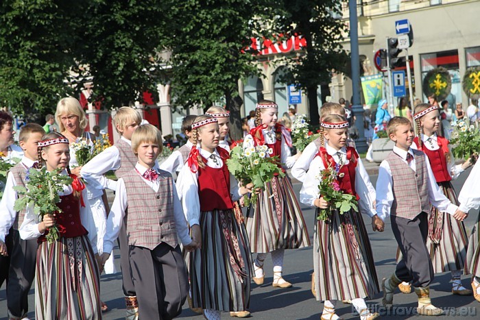 X Latvijas skolu jaunatnes dziesmu un deju svētku gājiens 46268