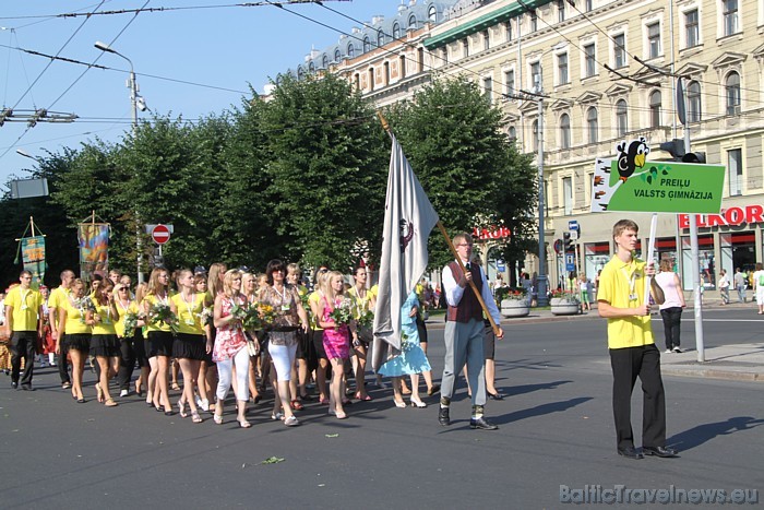 X Latvijas skolu jaunatnes dziesmu un deju svētku gājienā iet Preiļu valsts ģimnāzija 46270