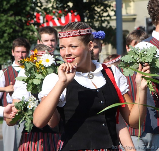 X Latvijas skolu jaunatnes dziesmu un deju svētku gājiens 46272
