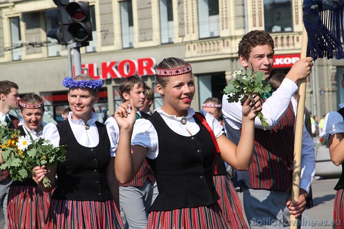 X Latvijas skolu jaunatnes dziesmu un deju svētku gājiens 46273