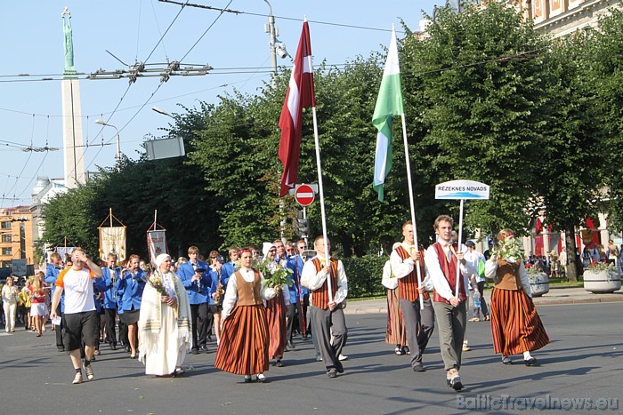 X Latvijas skolu jaunatnes dziesmu un deju svētku gājienā iet Rēzeknes novads 46274