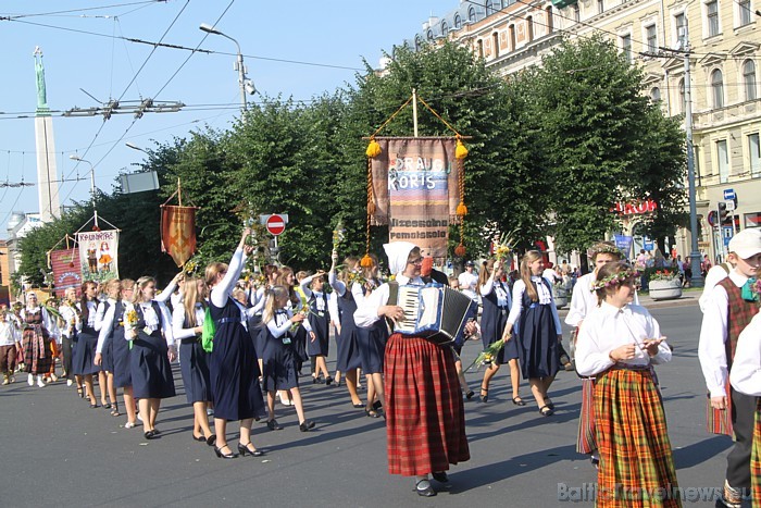 X Latvijas skolu jaunatnes dziesmu un deju svētku gājienā iet Ilzeskalna pamatskolas koris 46280