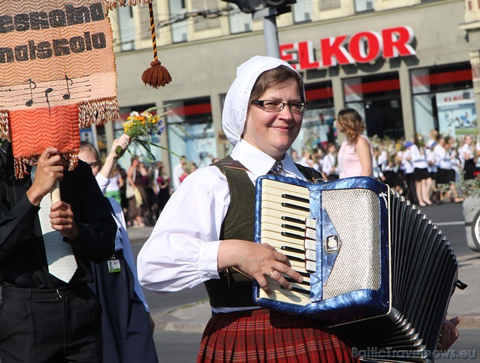 X Latvijas skolu jaunatnes dziesmu un deju svētku gājiens 46282