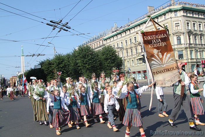 X Latvijas skolu jaunatnes dziesmu un deju svētku gājienā iet Sakstagala jāņa Klīdzēja pamatskolas kolektīvi X Latvijas skolu jaunatnes dziesmu un deju svētku gājienā iet Sakstagala jāņa Klīdzēja pamatskolas kolektīvi 46290