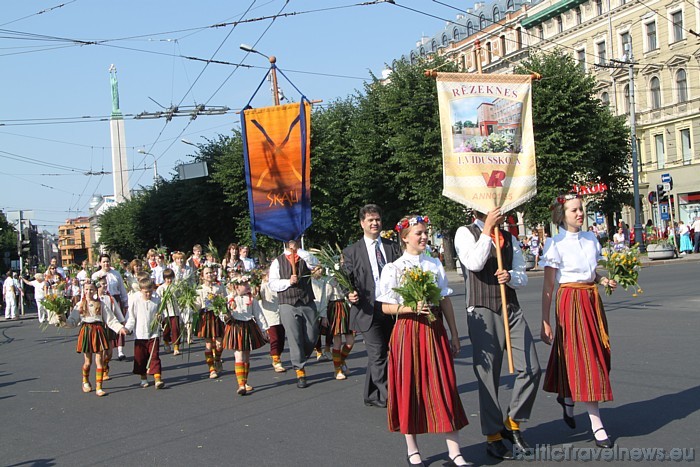 X Latvijas skolu jaunatnes dziesmu un deju svētku gājienā iet Rēzeknes 1.vidusskola 46295
