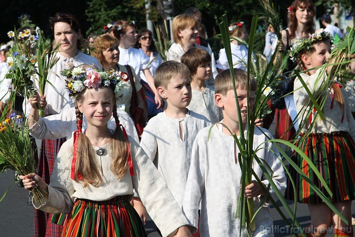 X Latvijas skolu jaunatnes dziesmu un deju svētku gājiens 46296