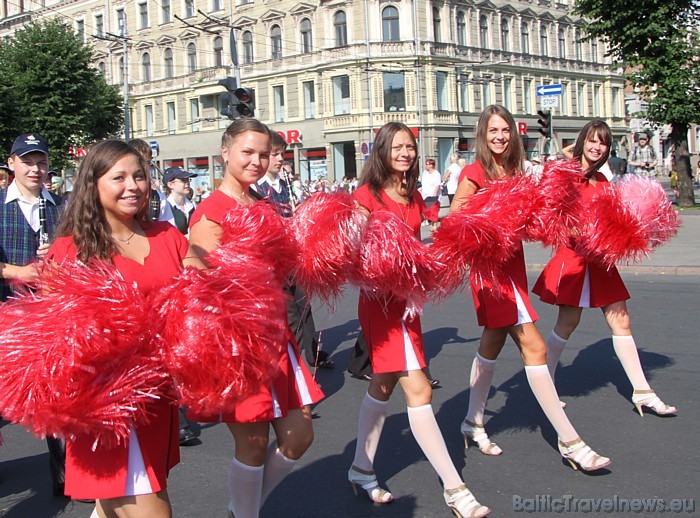 X Latvijas skolu jaunatnes dziesmu un deju svētku gājienā iet arī karsējmeitenes 46302