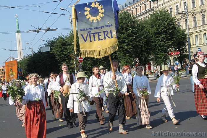 X Latvijas skolu jaunatnes dziesmu un deju svētku gājienā iet folkloras draugu kopa Vīteri 46307