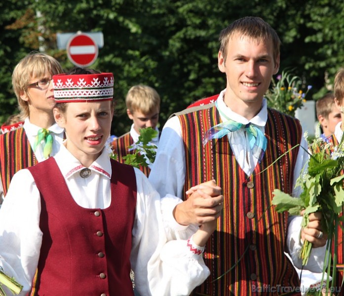 X Latvijas skolu jaunatnes dziesmu un deju svētku gājiens 46309