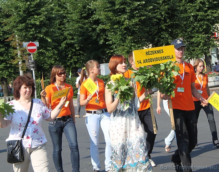 X Latvijas skolu jaunatnes dziesmu un deju svētku gājienā iet Rēzeknes 14.arodvidusskolas kolektīvs X Latvijas skolu jaunatnes dziesmu un deju svētku gājienā iet Rēzeknes 14.arodvidusskolas kolektīvs 46311