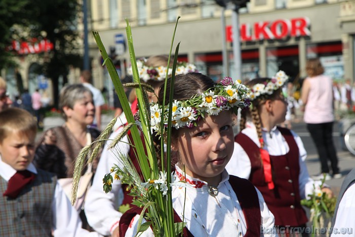 X Latvijas skolu jaunatnes dziesmu un deju svētku gājiens 46314